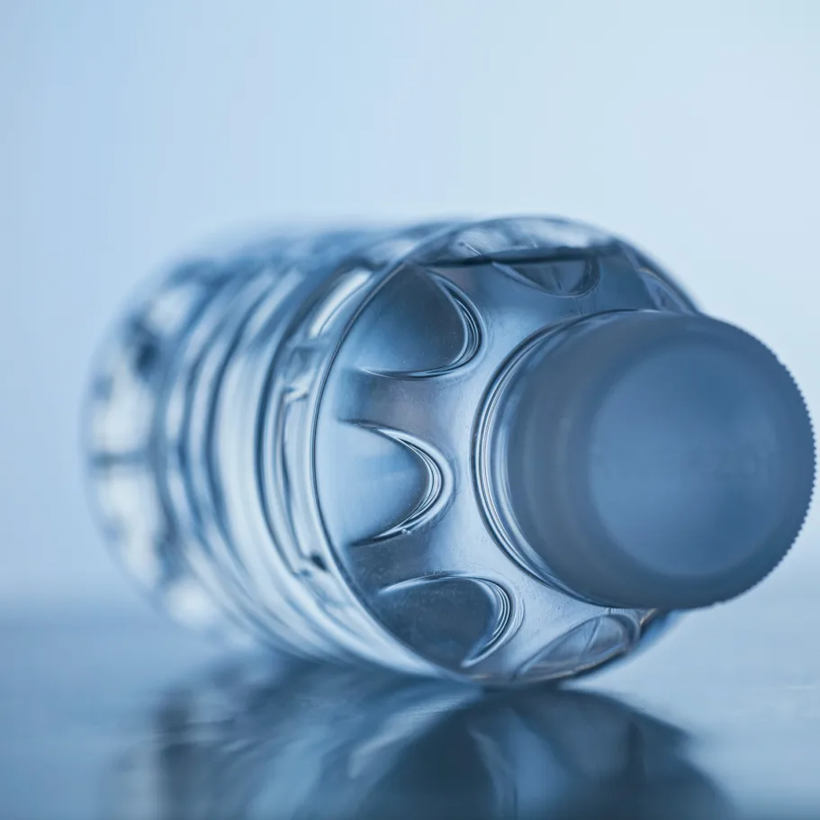 Damit PET-Flaschen immer leichter werden, müssen alle Einsparmöglichkeiten ausgeschöpft werden. An dieser nur 6,0 Gramm schweren 220-Milliliter-Flasche betrifft das etwa Flaschenhals und Verschluss.