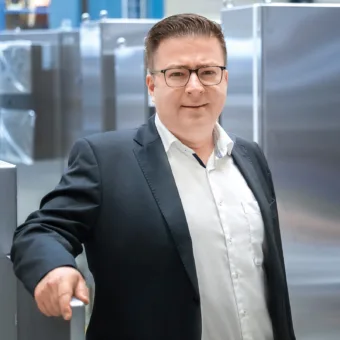 Marcel Moranz in Anzug und Brille