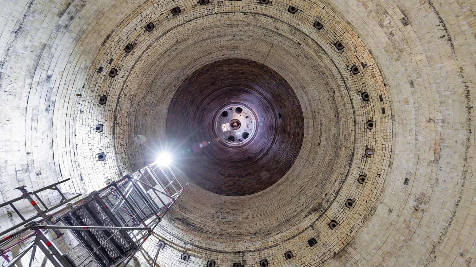 ein Blick nach oben in einem Hochofen-Turm