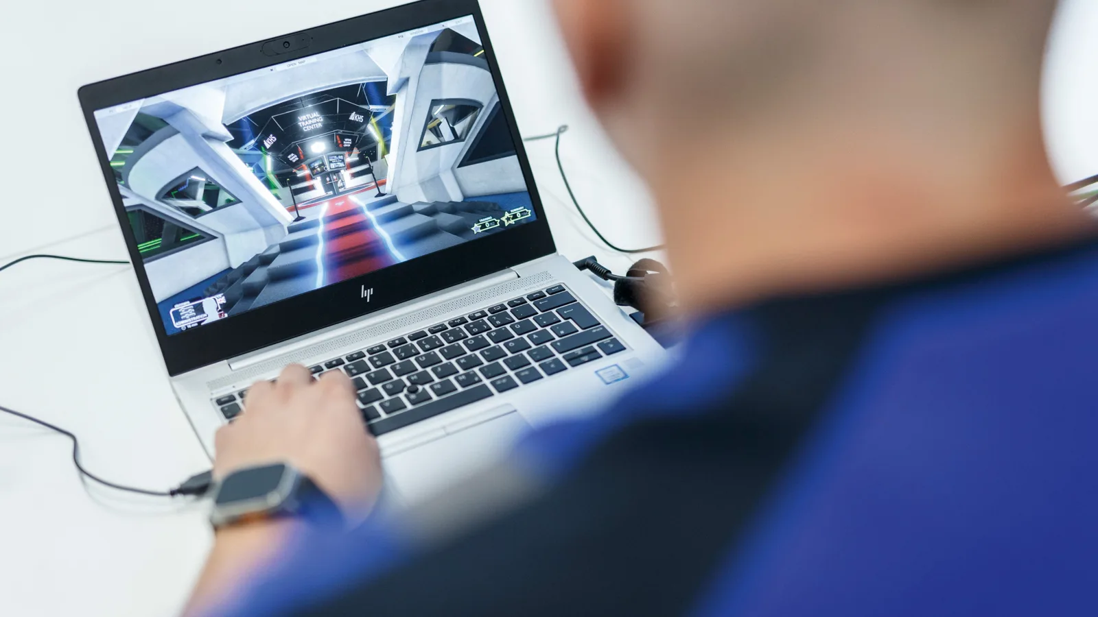 Una persona jugando un videojuego en una computadora portátil.