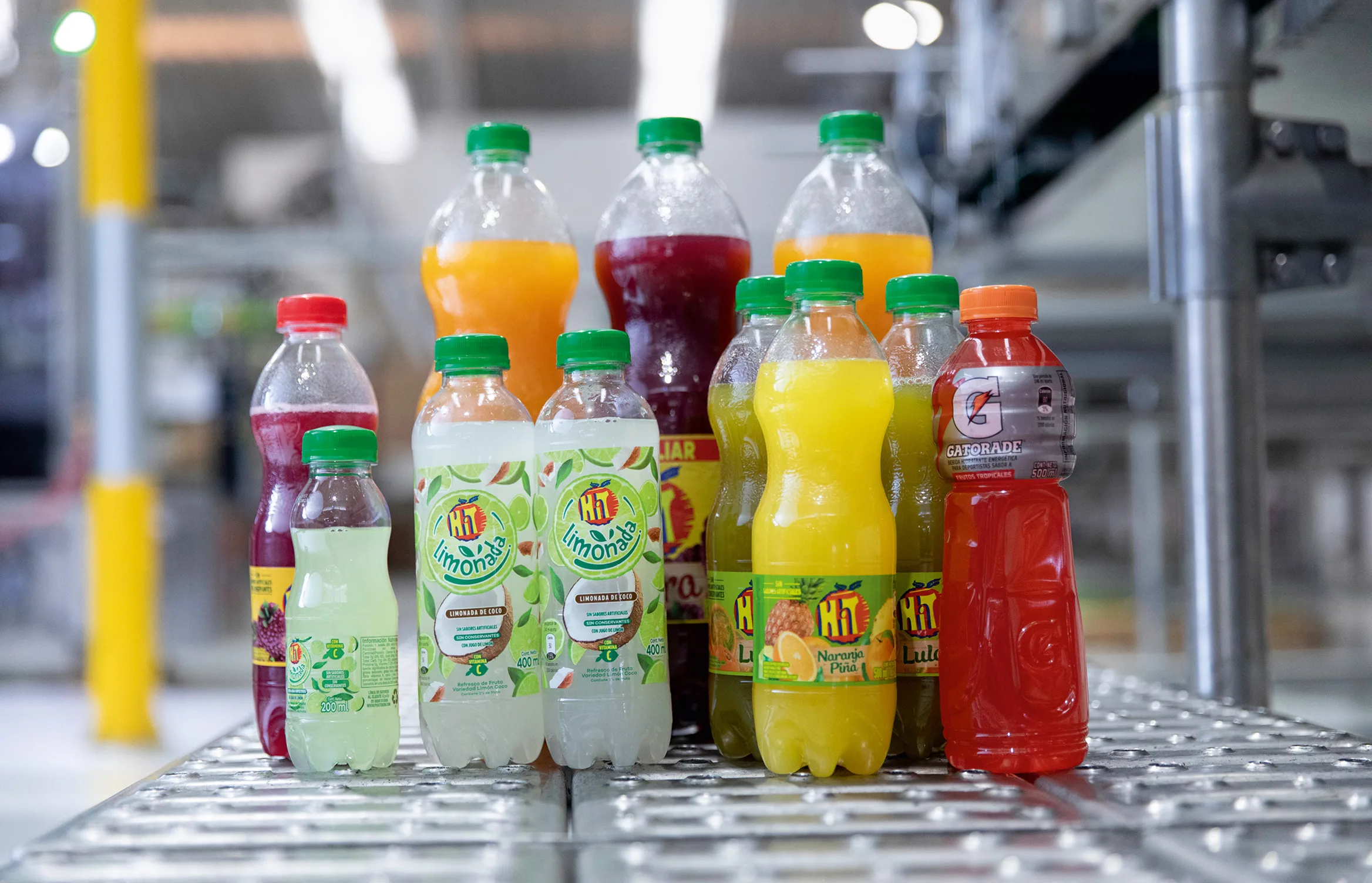 Un grupo de botellas con bebidas de diferentes colores.