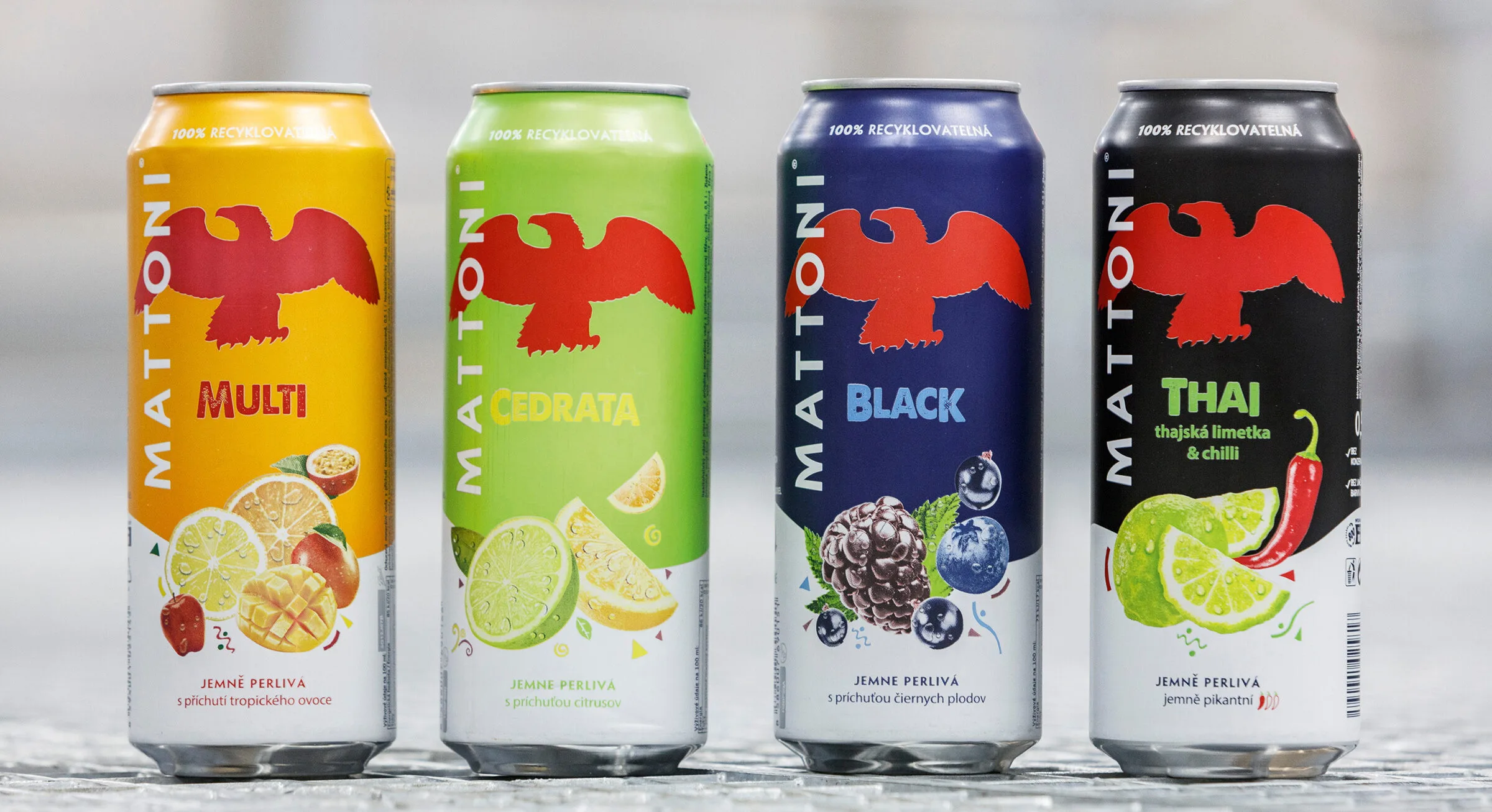 Cuatro latas de bebida una al lado de la otra