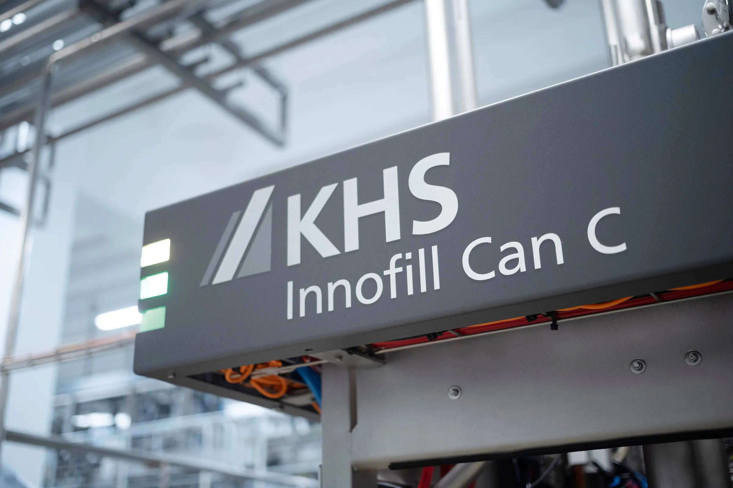 ein Schild mit weißem Text und grünen Lichtern