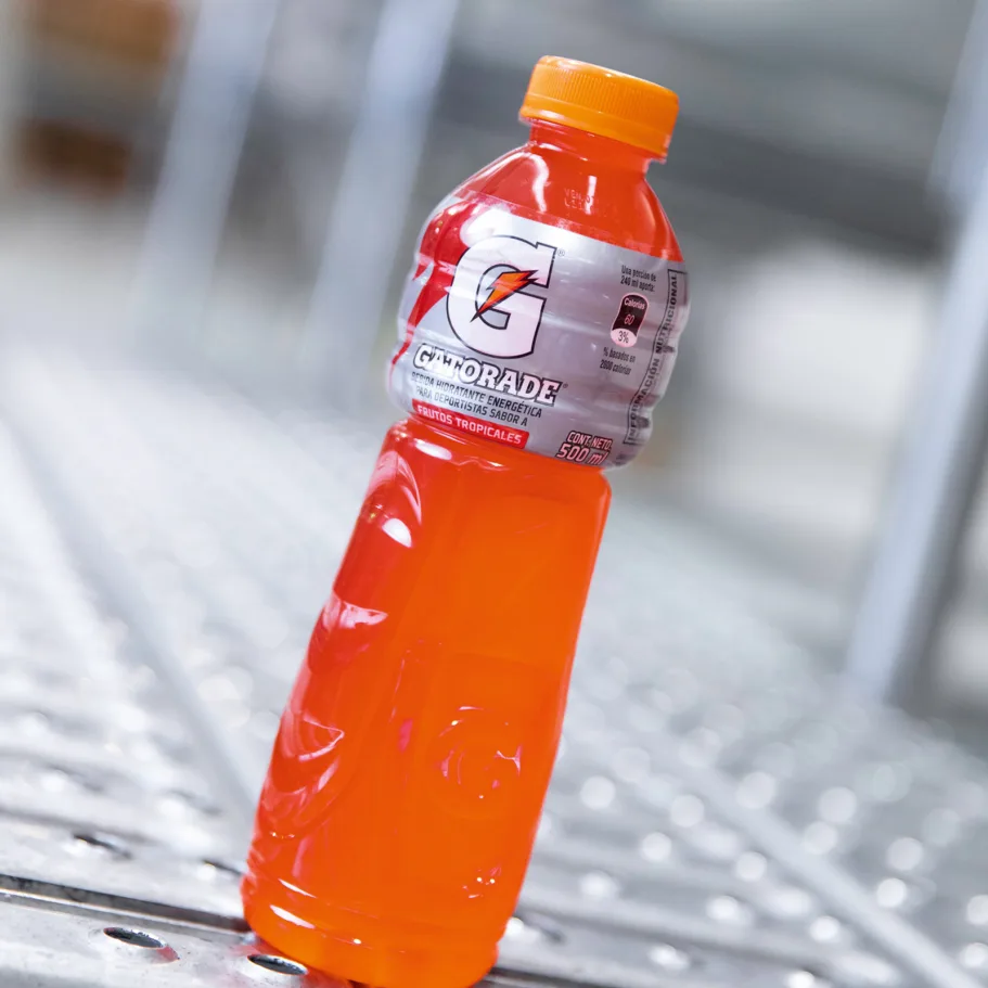 Una botella de líquido naranja.