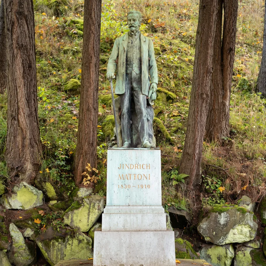 una estatua de un hombre en un bosque